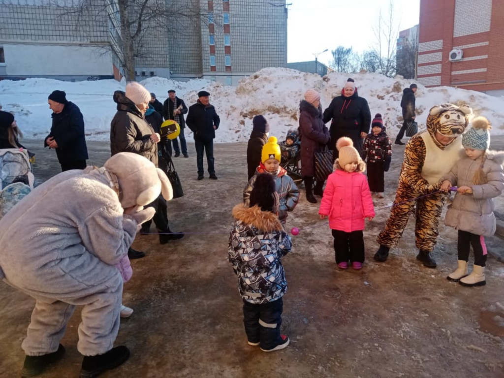 В Пролетарском районе Саранска продолжаются праздники двора | 07.03.2024 |  Саранск - БезФормата